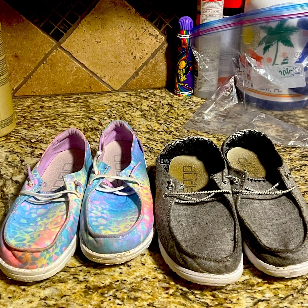 2 pair of hey dudes girls size 4